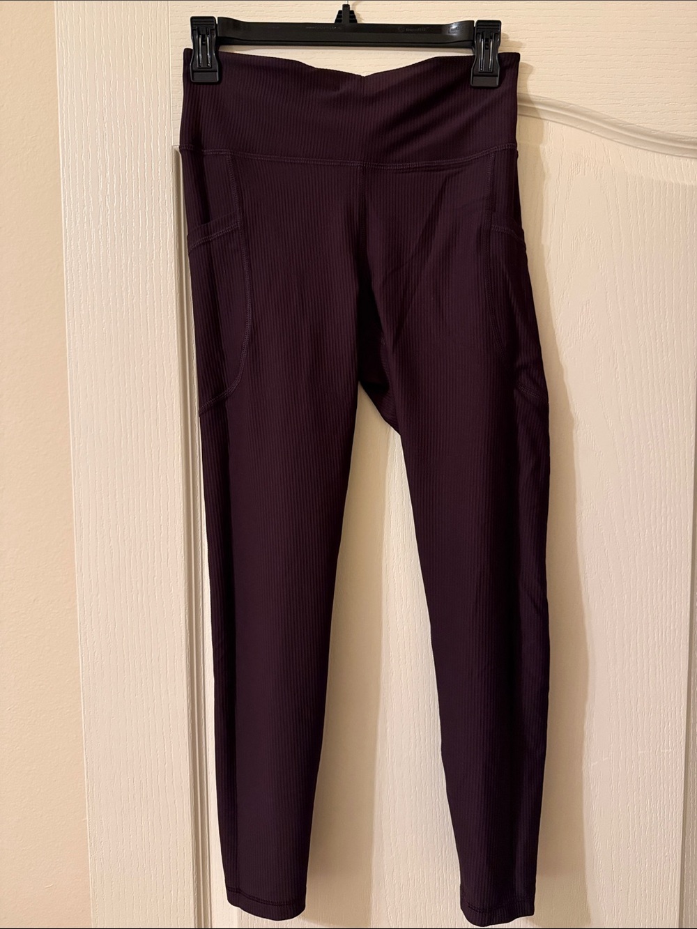 Old Navy Active High-Rise Ribbed Leggings in Maroon - worn once
